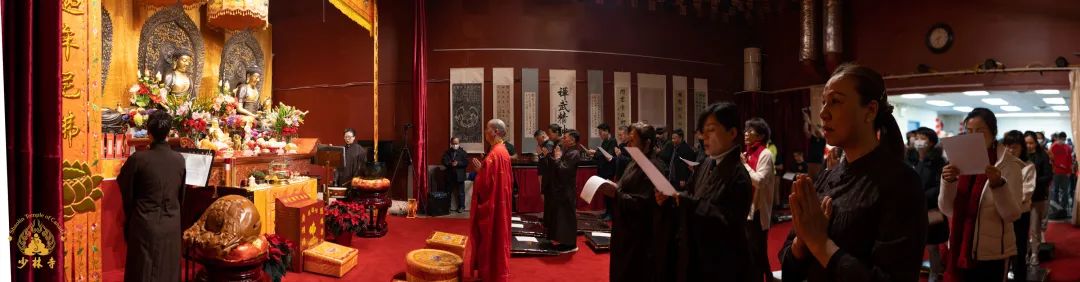 在延荻法师带领下全体参会人员颂经.jpg